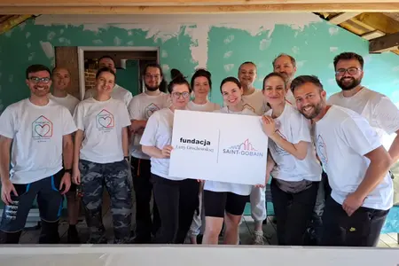 Wolontariusze Saint-Gobain wsparli rewitalizację kamienicy w Piasecznie_thumbnail